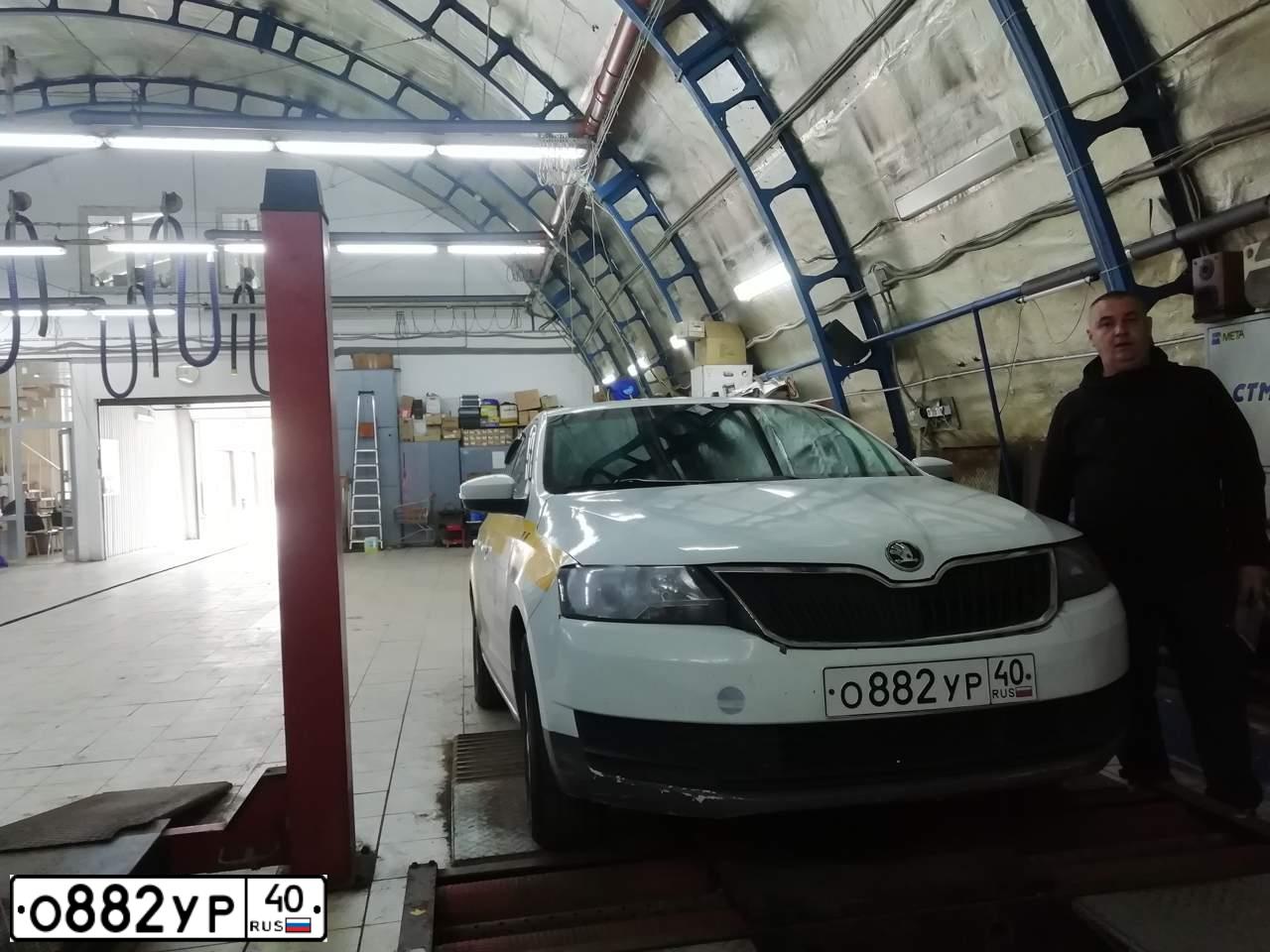 Фото автомобиля SKODA RAPID, 2018 — госномер О882УР40. Цвет: БЕЛЫЙ ЖЕЛТЫЙ СЕРЫЙ