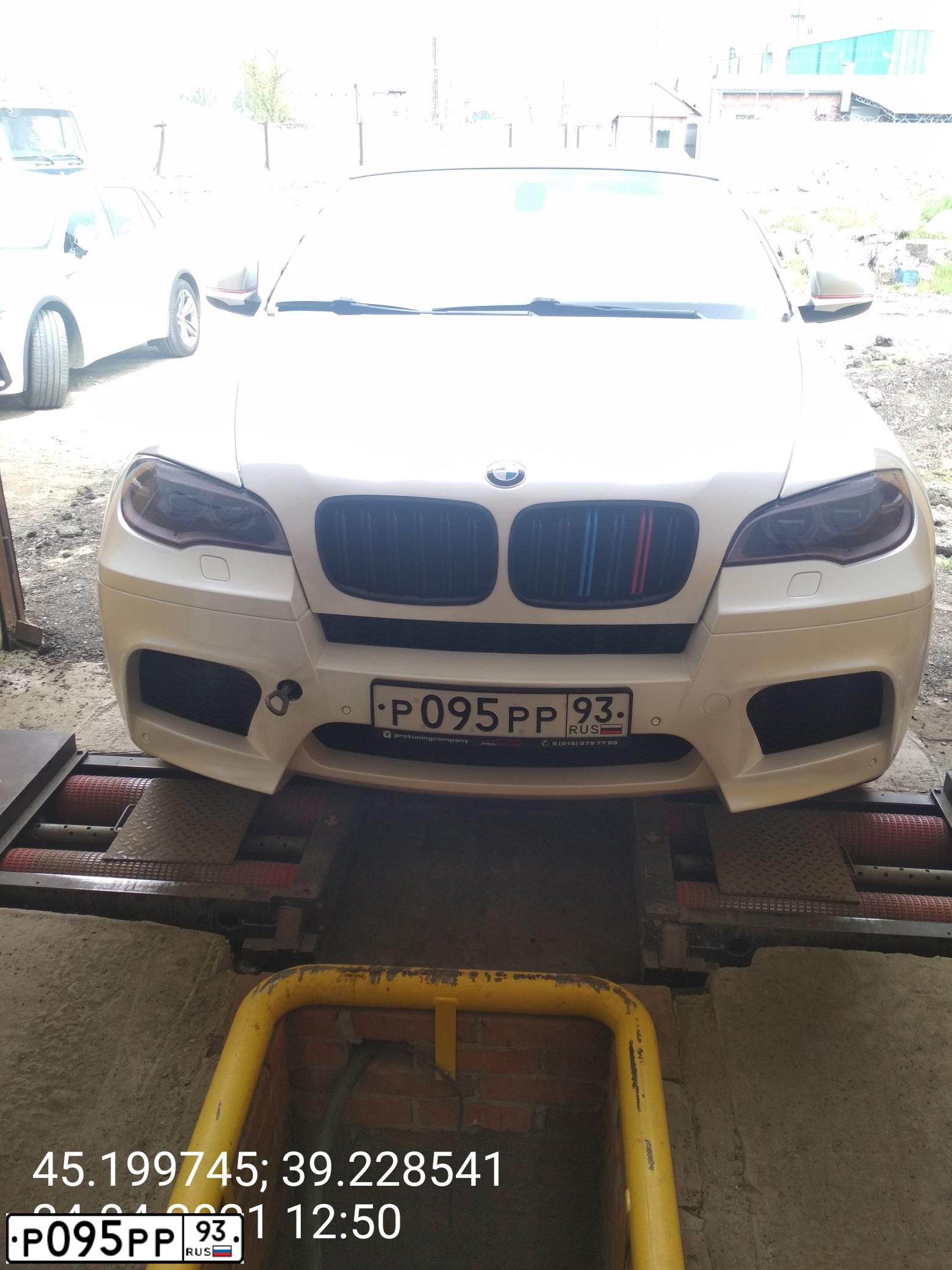 Фото автомобиля BMW X6M, 2012 — госномер А888АА93. Цвет: Белый