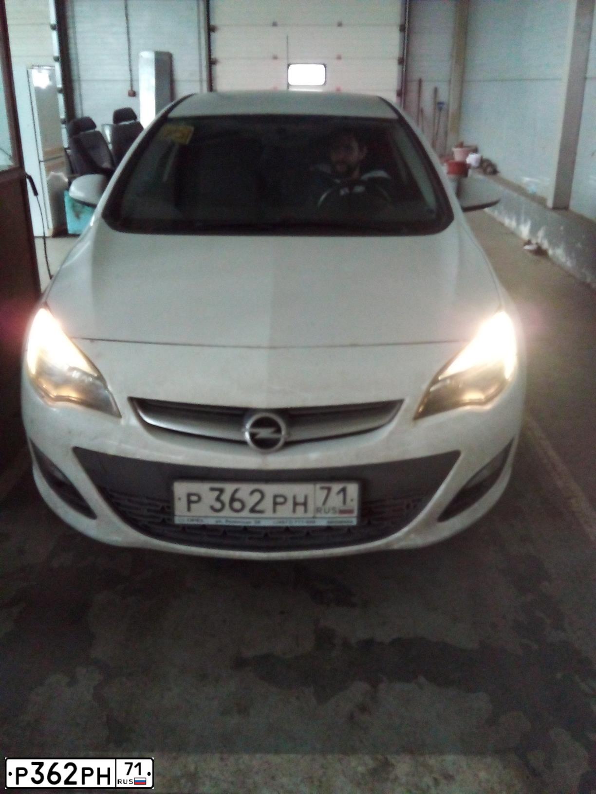 Фото автомобиля OPEL ASTRA, 2014 — госномер Р362РН71. Цвет: Белый