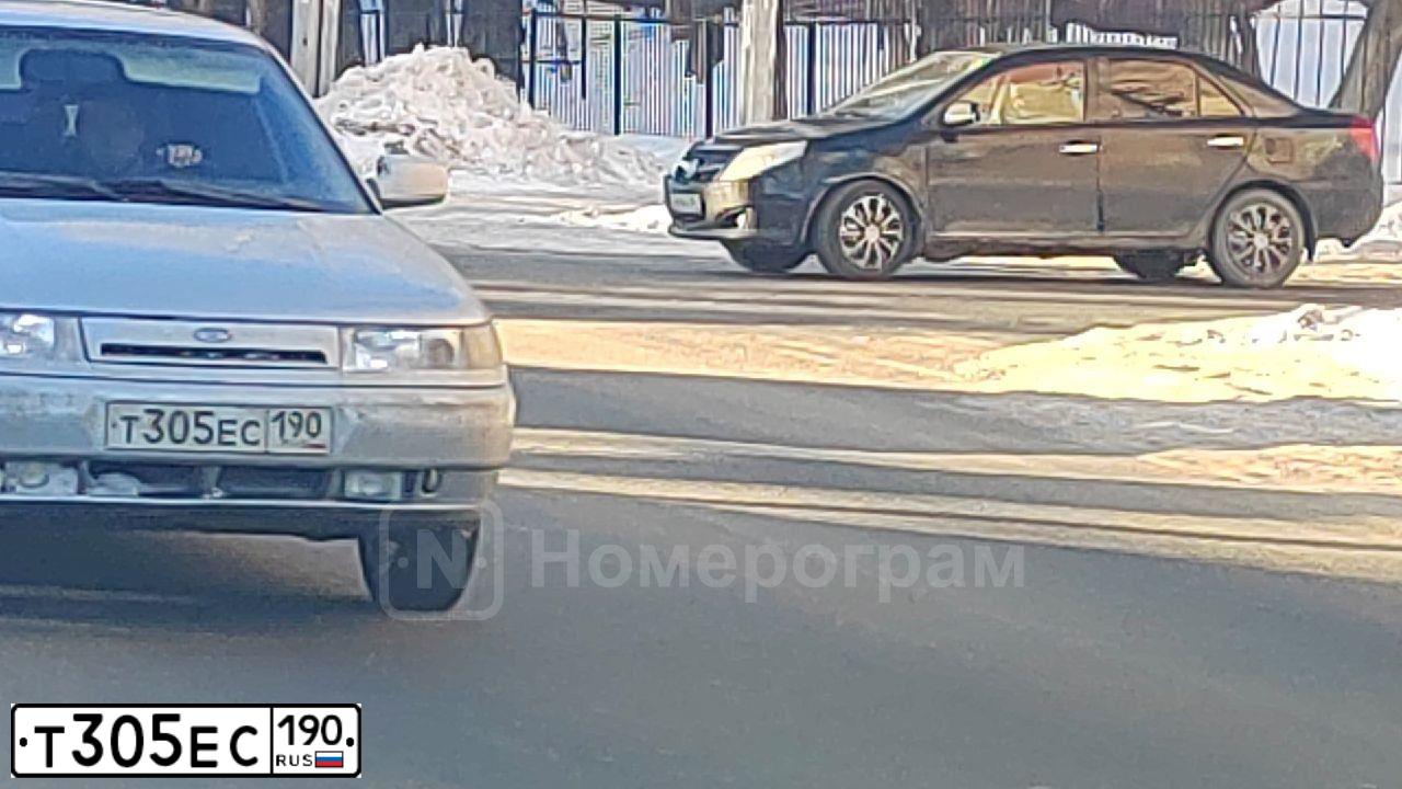 Фото автомобиля LADA 2112, 2005 — госномер М051АМ164. Цвет: СВЕТЛО-СЕРЕБРИСТЫЙ МЕТАЛЛ