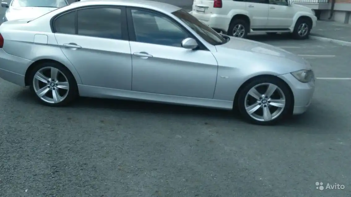 Фото автомобиля BMW SERIE 3, 2005 — госномер М208ОС180. Цвет: СЕРЕБРИСТЫЙ