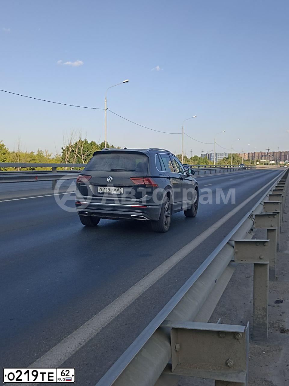 Фото автомобиля VOLKSWAGEN TIGUAN, 2019 — госномер О219ТЕ62. Цвет: ЧЕРНЫЙ