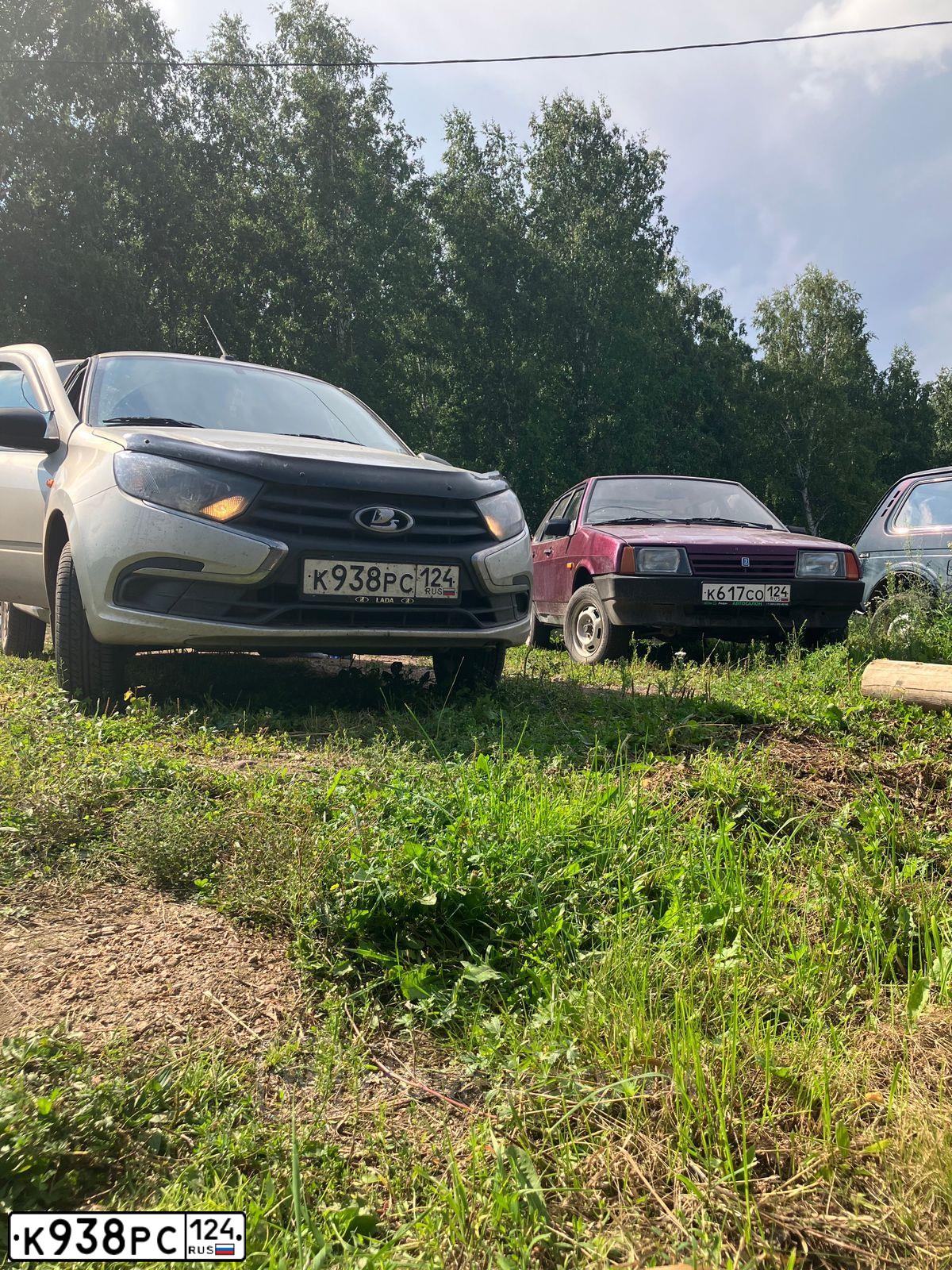 Фото автомобиля LADA 2190 GRANTA, 2019 — госномер Х003ОР124. Цвет: Серебристый