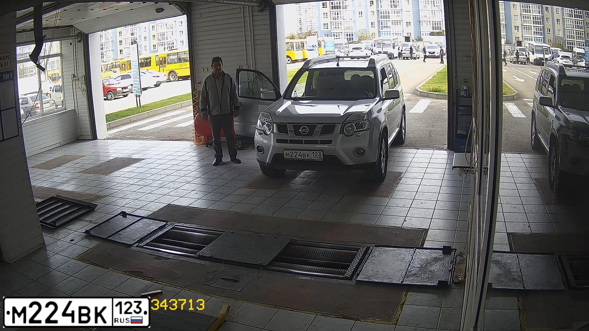 Фото автомобиля NISSAN X-TRAIL, 2011 — госномер М224ВК123. Цвет: СЕРЕБРИСТЫЙ