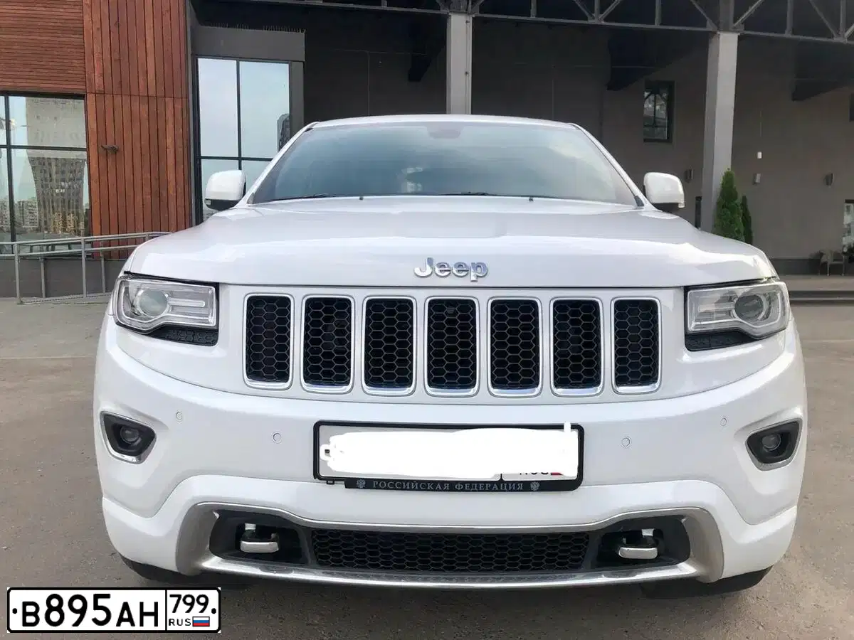 Фото автомобиля JEEP GRAND CHEROKEE, 2013 — госномер В895АН799. Цвет: Белый