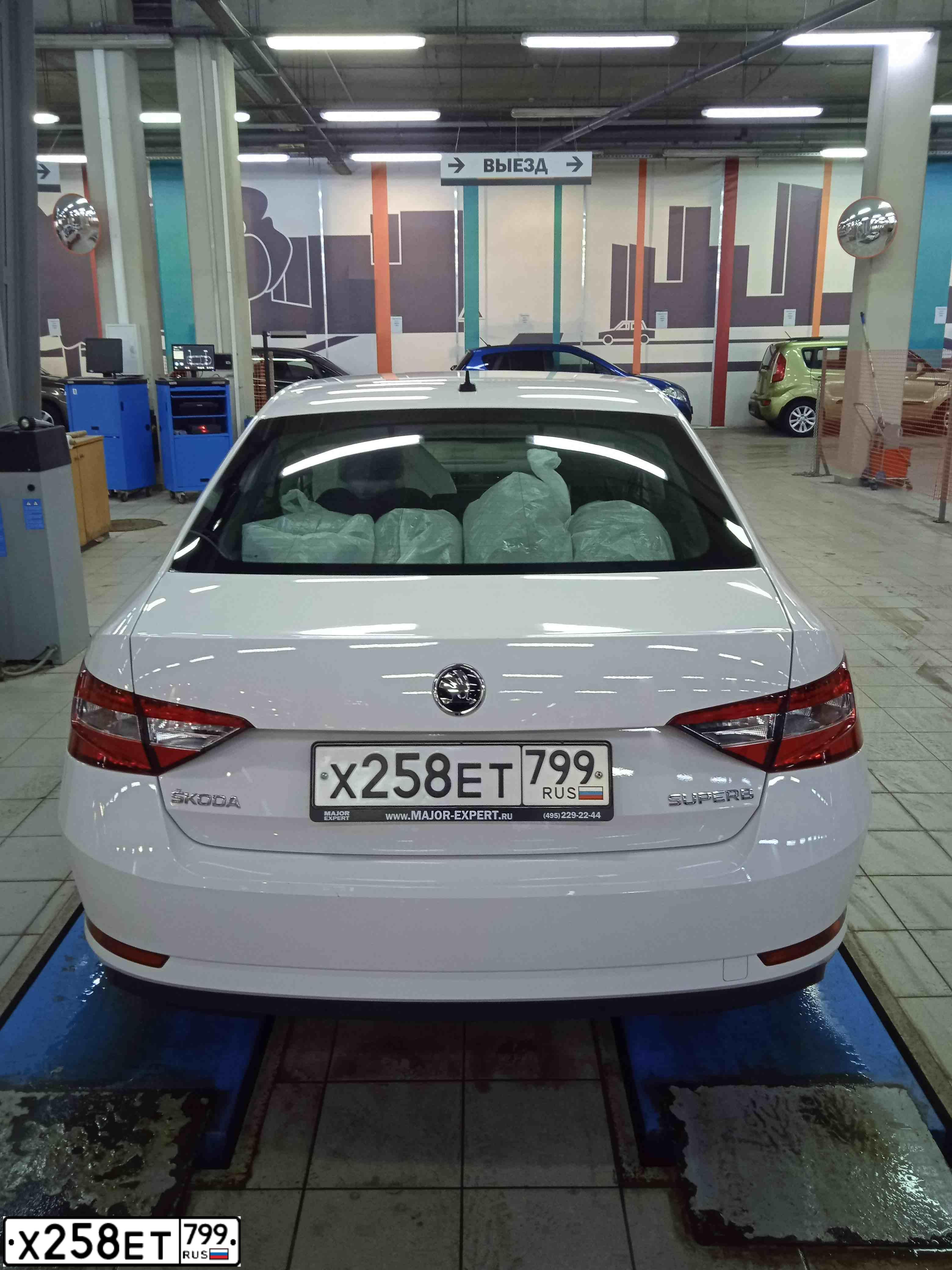 Фото автомобиля SKODA SUPERB, 2018 — госномер Х258ЕТ799. Цвет: Белый