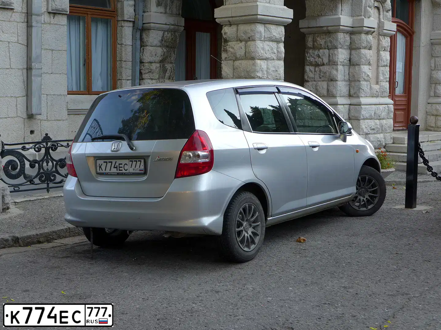 Фото автомобиля HONDA JAZZ, 2007 — госномер А642УТ155. Цвет: СЕРЫЙ