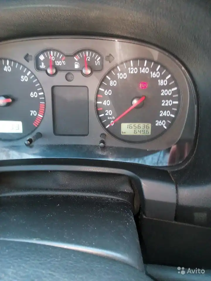 Фото автомобиля VOLKSWAGEN BORA, 1999 — госномер Т996РТ198. Цвет: Белый