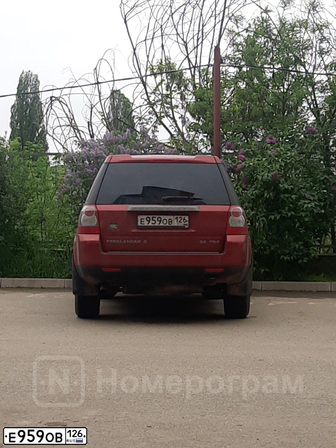 Фото автомобиля LANDROVER FREELANDER, 2008 — госномер Е959ОВ126. Цвет: Красный