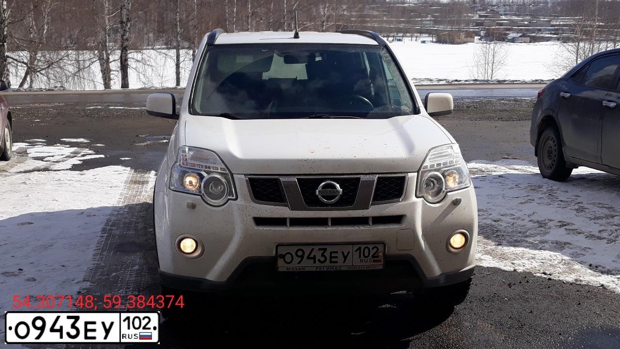 Фото автомобиля NISSAN X-TRAIL, 2013 — госномер Е405ОЕ702. Цвет: Белый