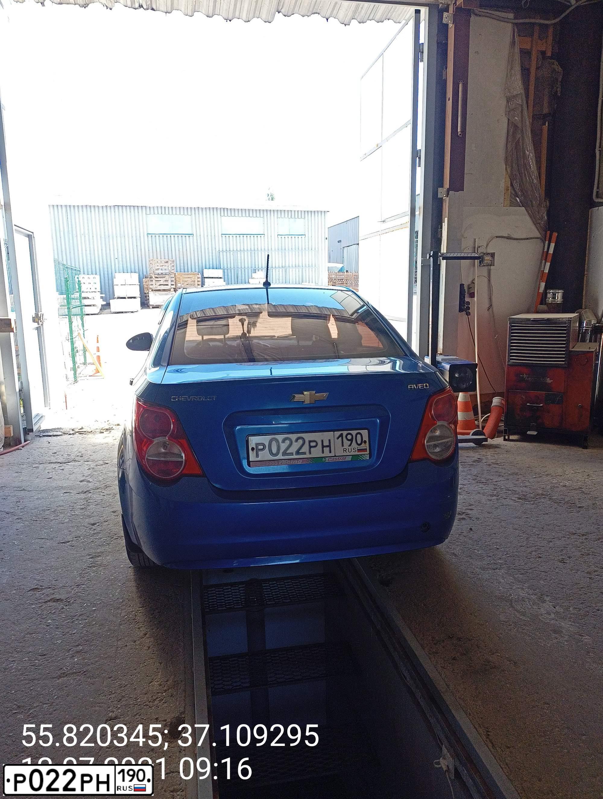 Фото автомобиля CHEVROLET AVEO, 2012 — госномер Р022РН190. Цвет: синий