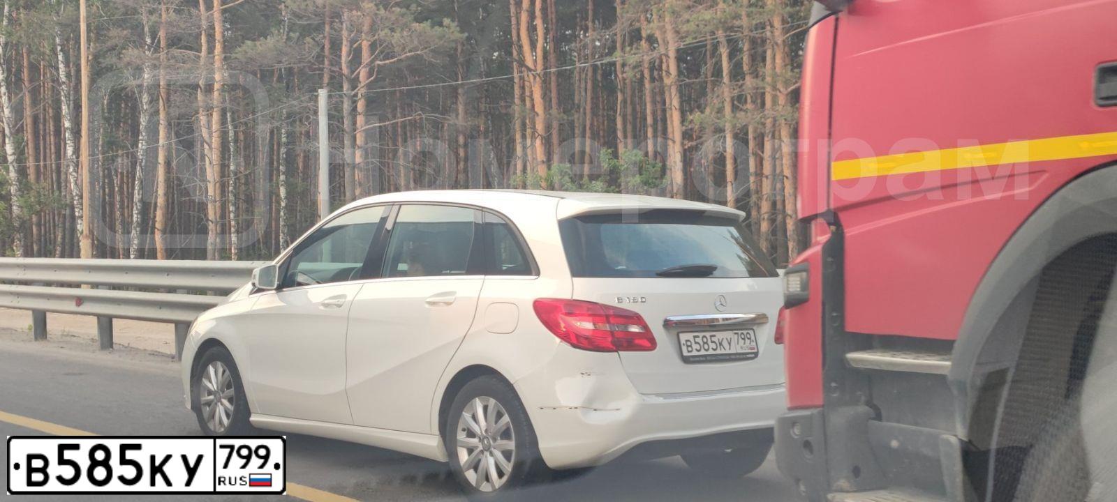 Фото автомобиля MERCEDES B-KLASSE, 2013 — госномер В585КУ799. Цвет: Белый