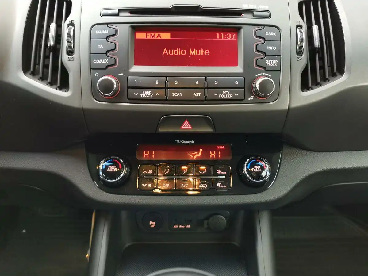 Фото автомобиля KIA SPORTAGE, 2012 — госномер Р246ОК198. Цвет: Белый