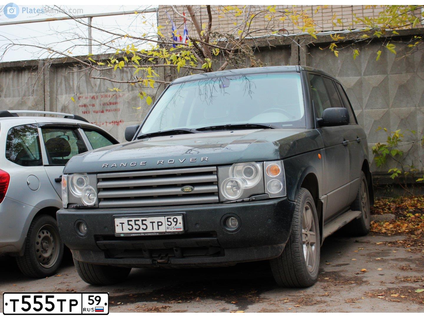 Фото автомобиля LAND ROVER RANGE ROVER VOGUE, 2003 — госномер У768РТ124. Цвет: Темно-зеленый
