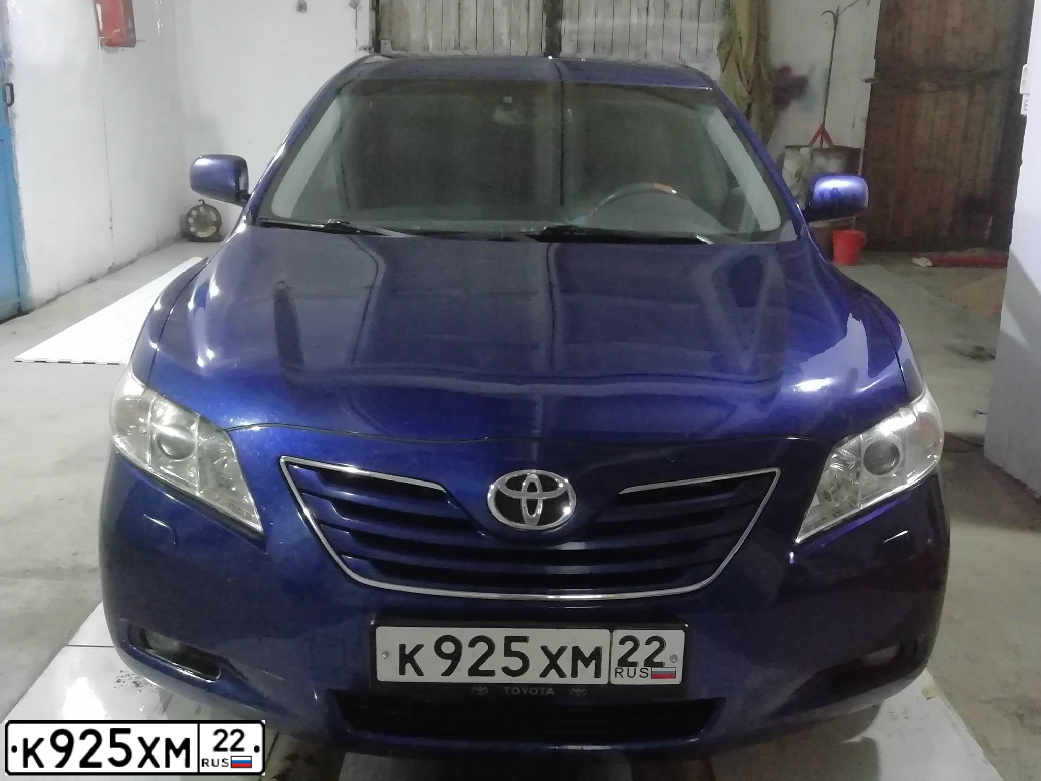 Фото автомобиля TOYOTA CAMRY, 2008 — госномер А010СТ22. Цвет: Темно-синий