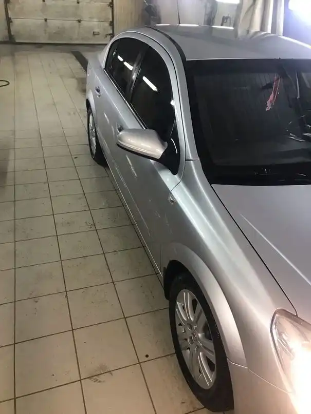Фото автомобиля OPEL ASTRA, 2008 — госномер У549РК43. Цвет: серебристый