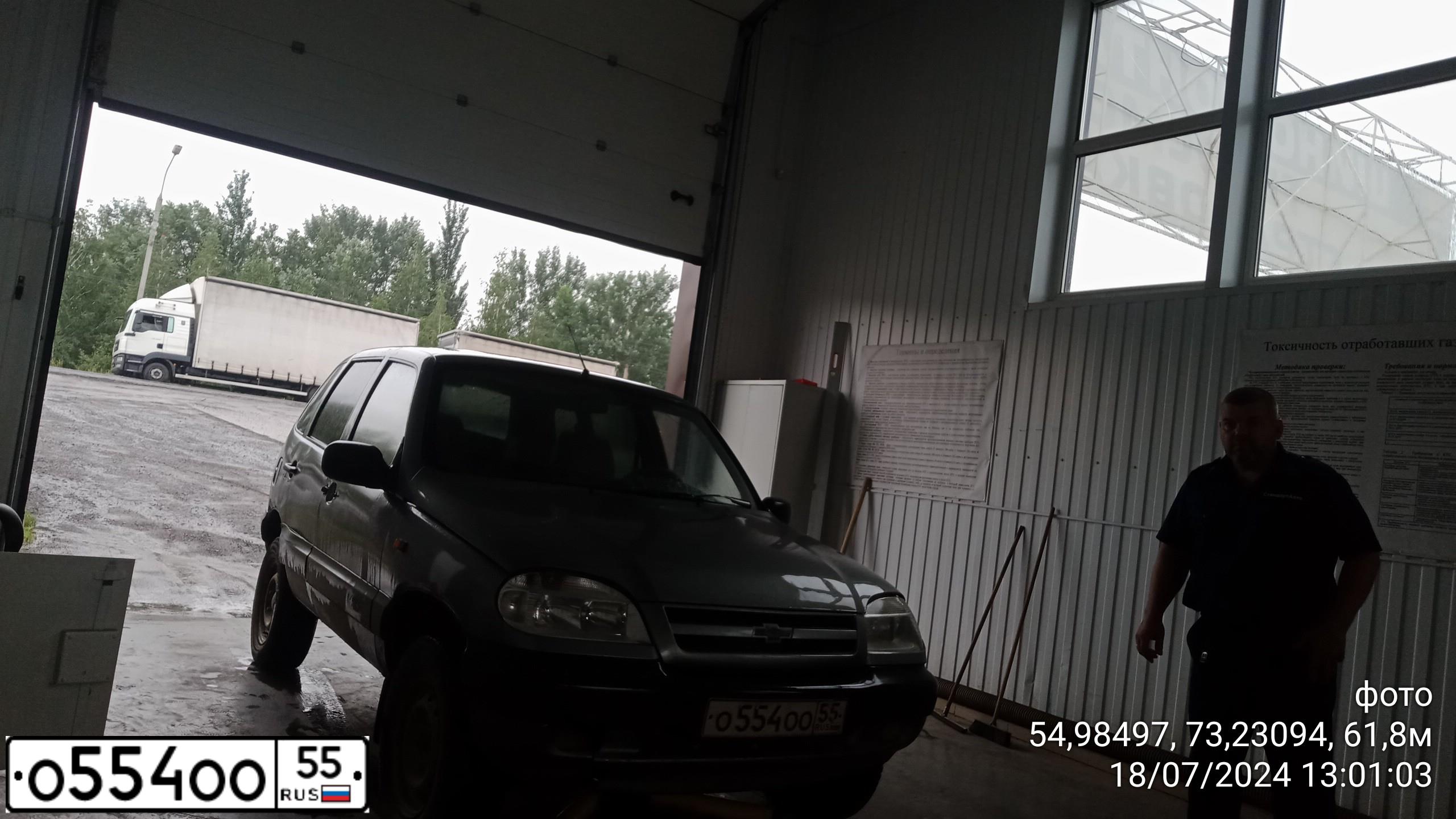 Фото автомобиля CHEVROLET NIVA, 2006 — госномер О554ОО55. Цвет: Т.СЕРЫЙ