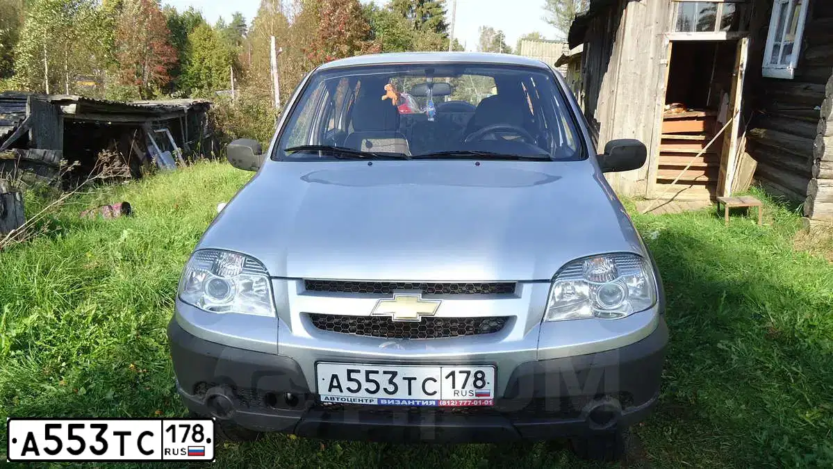 Фото автомобиля CHEVROLET NIVA, 2010 — госномер А553ТС178. Цвет: СВЕТЛО-СЕРЕБРИСТЫЙ МЕТАЛЛИК