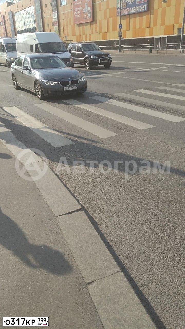 Фото автомобиля BMW SERIE 3, 2018 — госномер О317КР799. Цвет: СЕРЫЙ