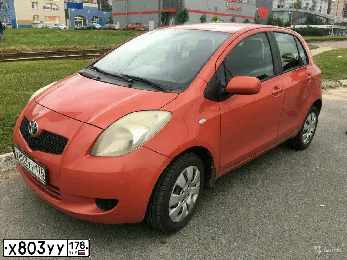 Фото автомобиля TOYOTA YARIS, 2007 — госномер Х803УУ178. Цвет: Оранжевый