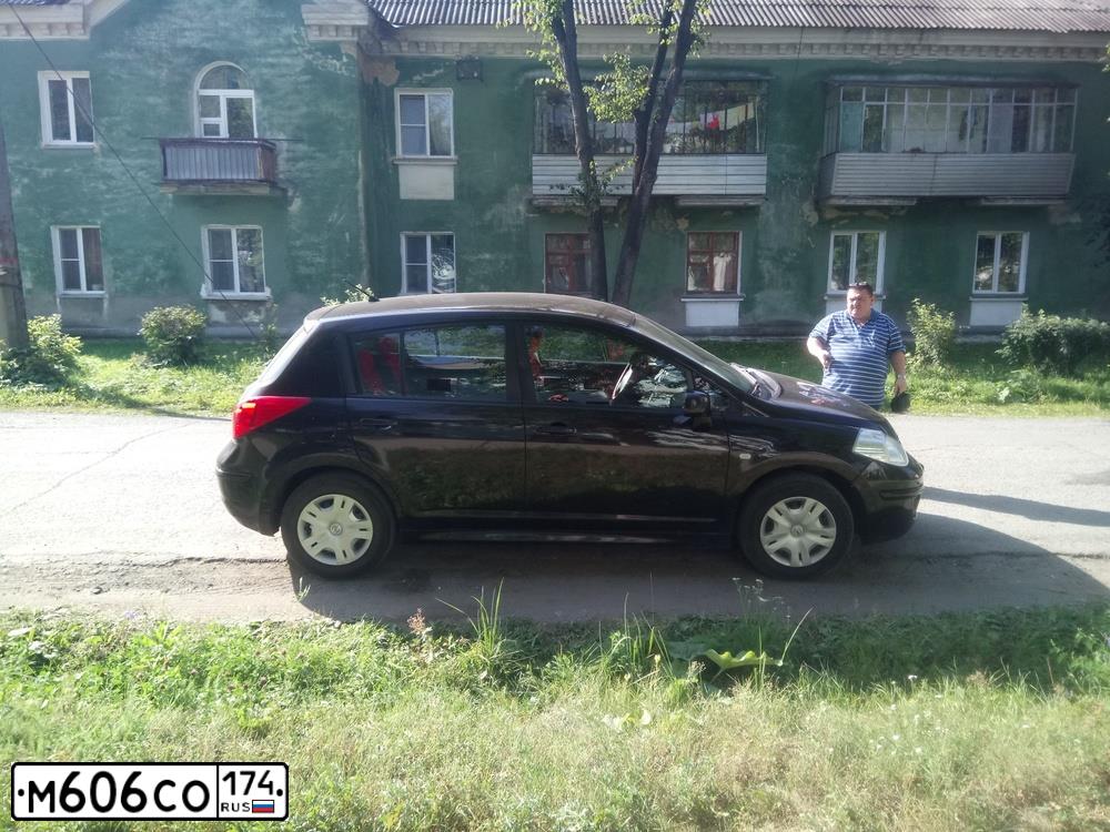 Фото автомобиля NISSAN TIIDA, 2013 — госномер М606СО174. Цвет: Коричневый