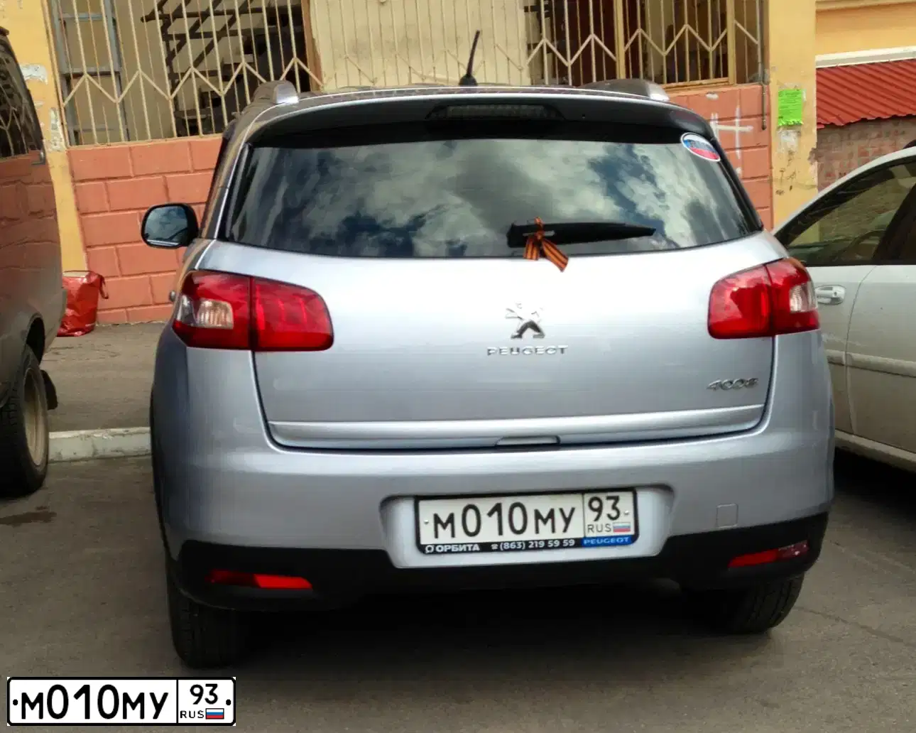 Фото автомобиля PEUGEOT 4008, 2012 — госномер Х424АА761. Цвет: СЕРЕБРИСТЫЙ