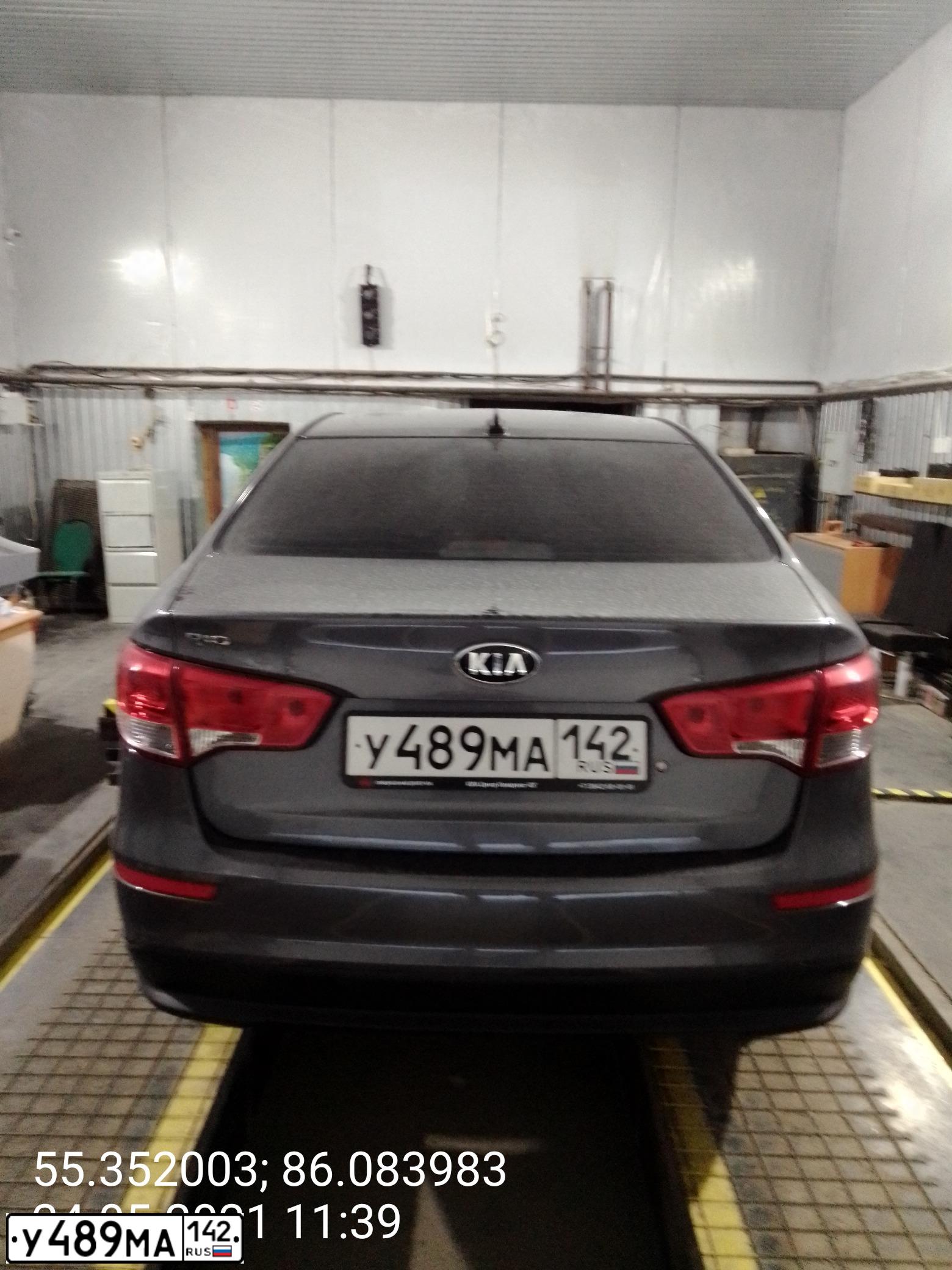 Фото автомобиля KIA RIO, 2017 — госномер У489МА142. Цвет: ТЕМНО-СЕРЫЙ