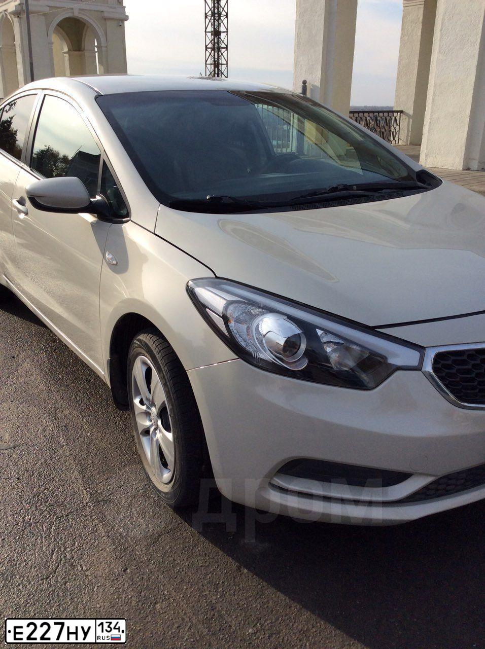 Фото автомобиля KIA CERATO, 2013 — госномер Е072АЕ186. Цвет: Серебристый