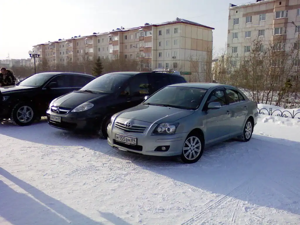 Фото автомобиля TOYOTA AVENSIS, 2007 — госномер В125ЕО21. Цвет: Серебристый