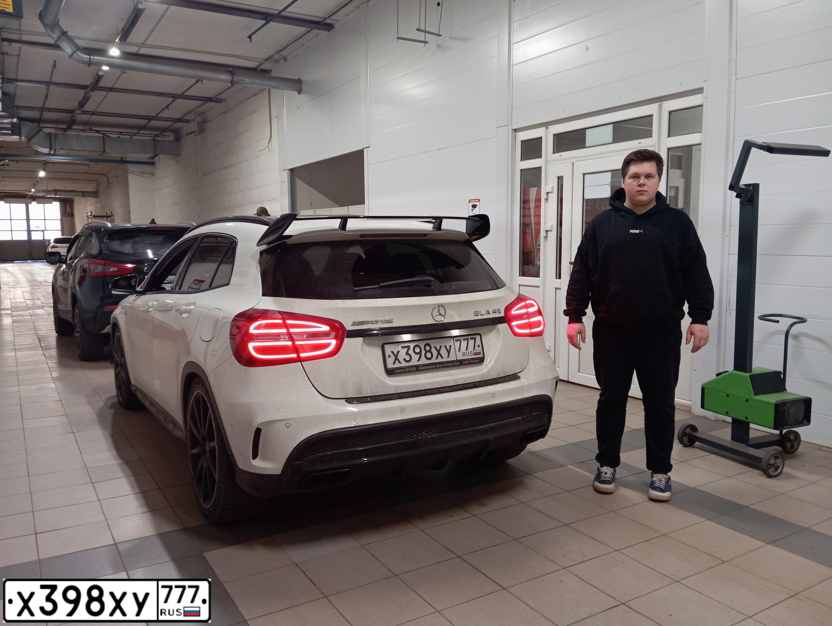 Фото автомобиля МЕРСЕДЕС-БЕНЦ AMG GLA 45, 2016 — госномер А121ВВ550. Цвет: Белый