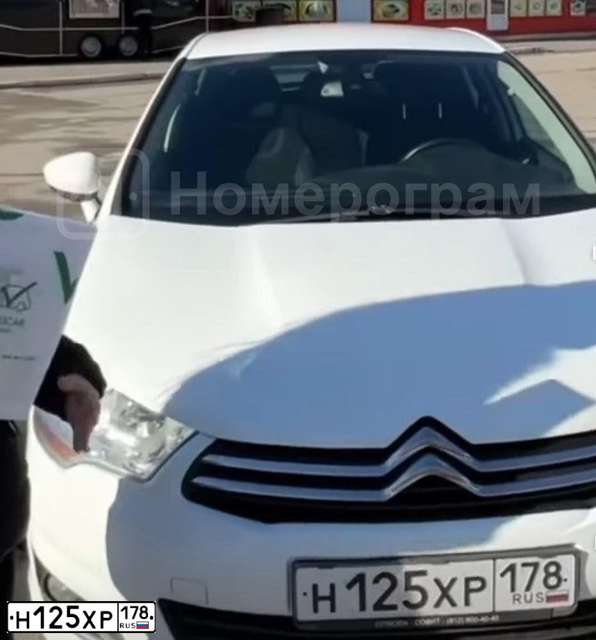 Фото автомобиля CITROEN C4, 2013 — госномер Н125ХР178. Цвет: Белый