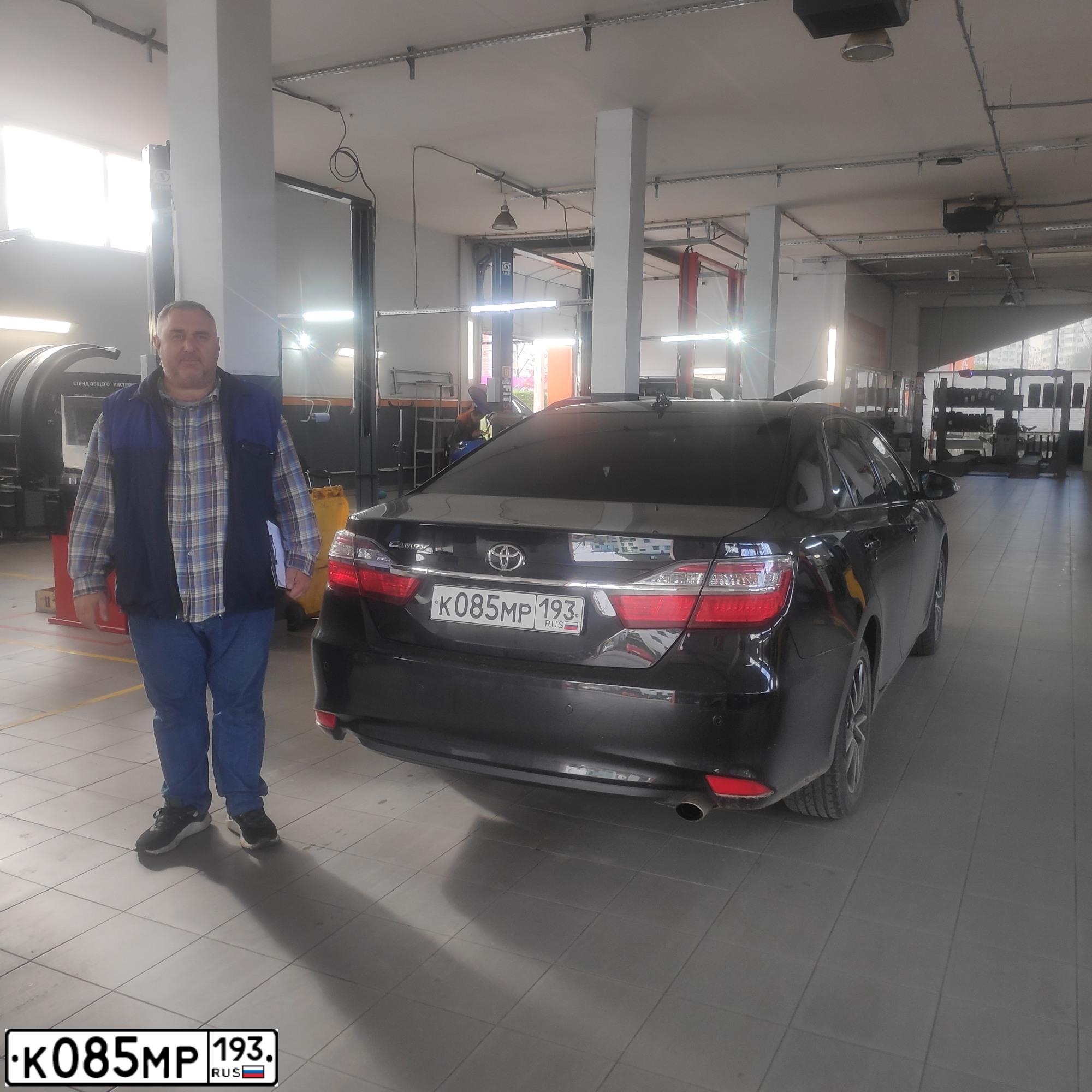 Фото автомобиля TOYOTA CAMRY, 2017 — госномер К085МР193. Цвет: ЧЕРНЫЙ МЕТАЛИК