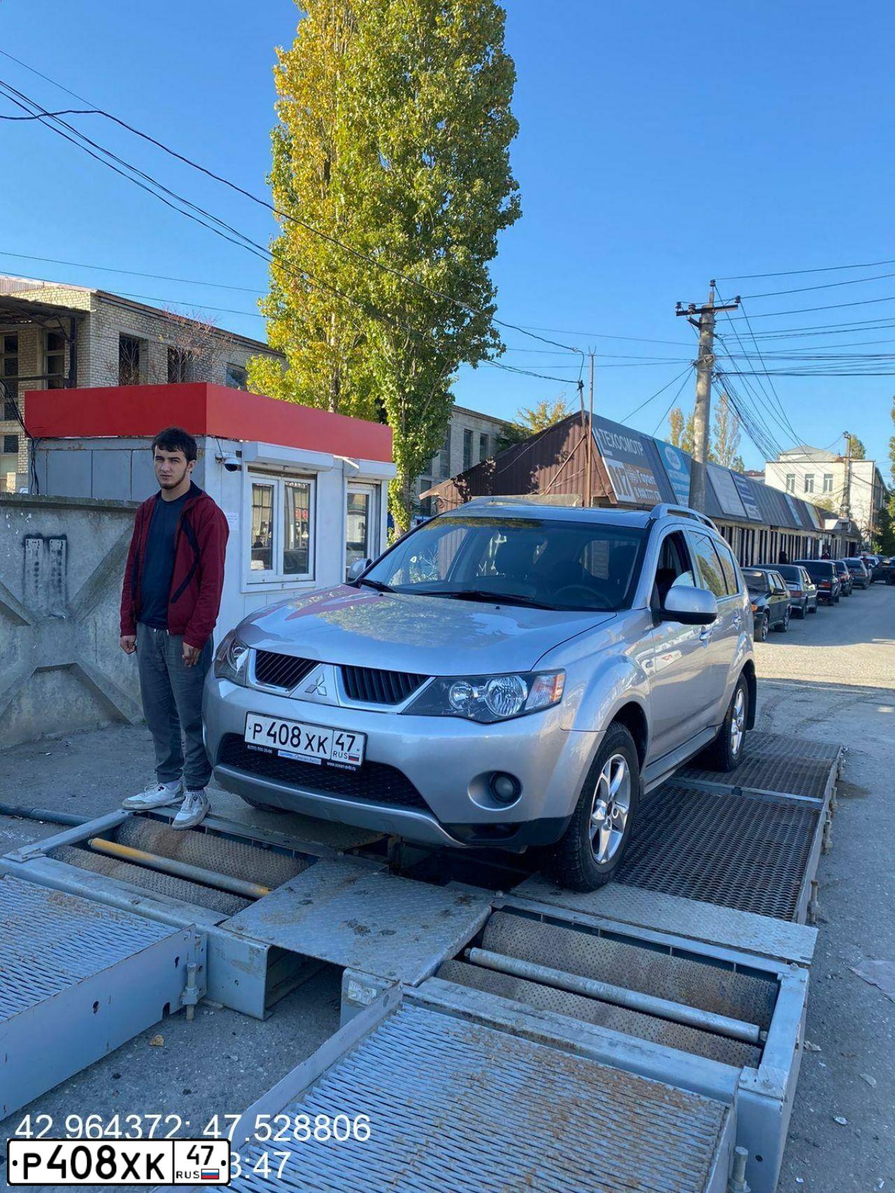 Фото автомобиля MITSUBISHI OUTLANDER, 2008 — госномер Р408ХК47. Цвет: Серебристый