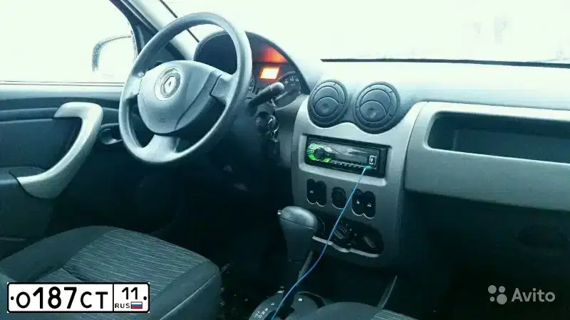 Фото автомобиля RENAULT SANDERO, 2010 — госномер О187СТ11. Цвет: Красный