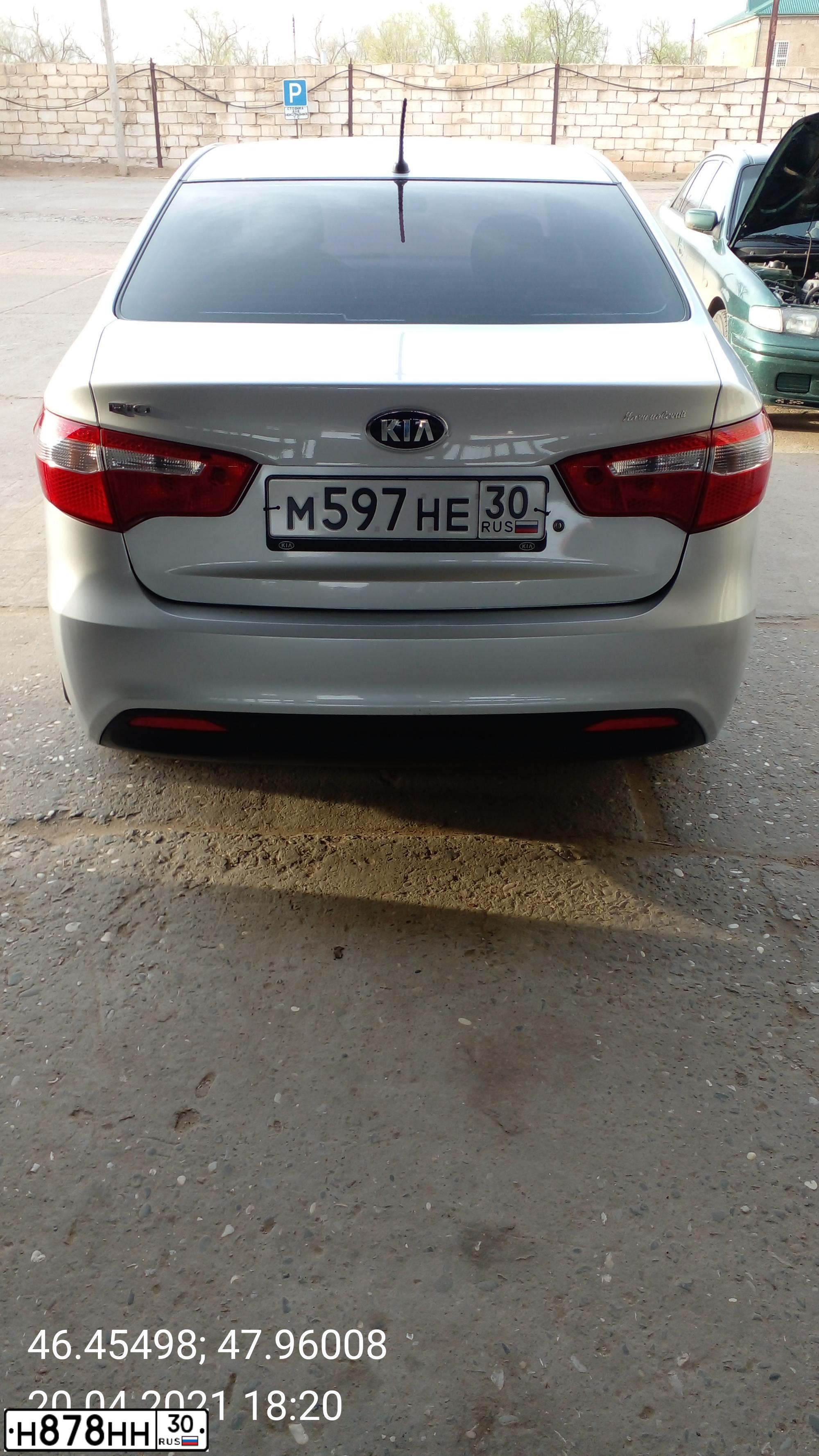 Фото автомобиля KIA RIO, 2013 — госномер Н878НН30. Цвет: Серебристый