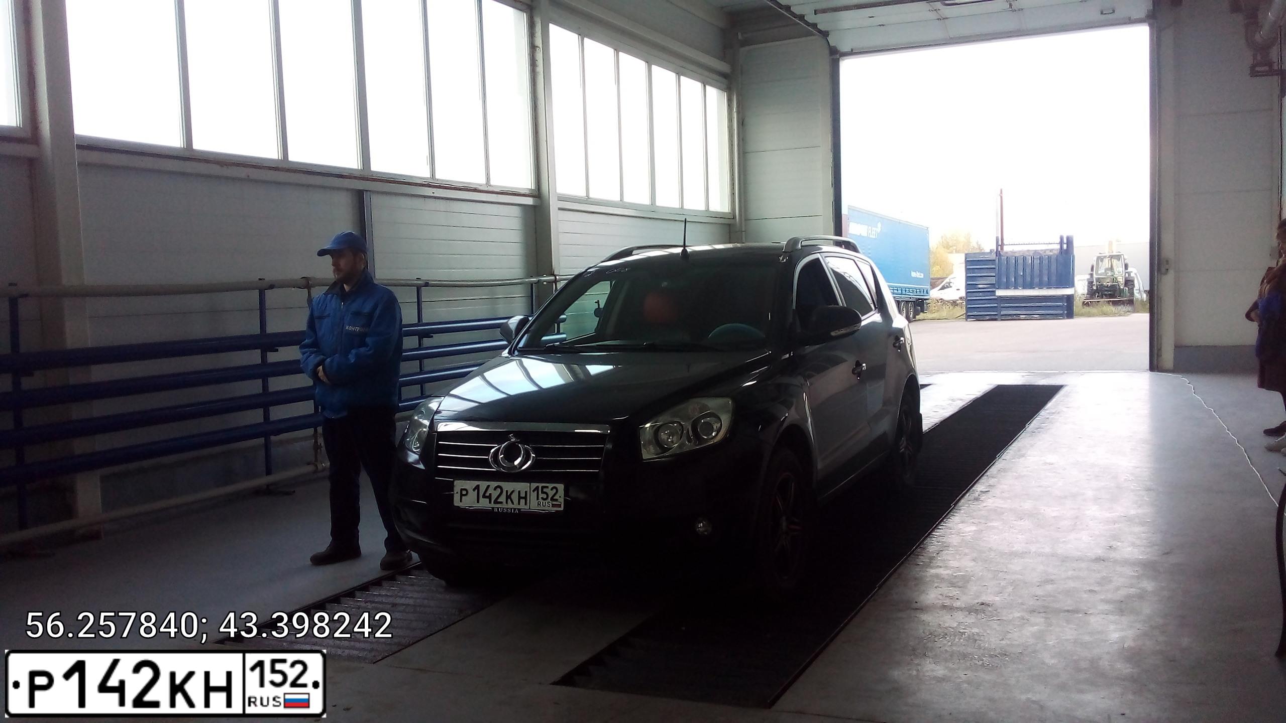 Фото автомобиля GEELY EMGRAND X7, 2014 — госномер Р142КН152. Цвет: ЧЕРНЫЙ