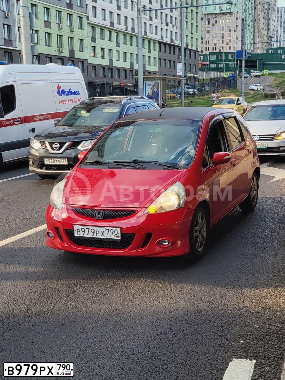Фото автомобиля HONDA JAZZ, 2006 — госномер Р707НН70. Цвет: Красный