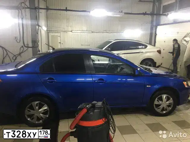 Фото автомобиля MITSUBISHI LANCER, 2010 — госномер В327КЕ774. Цвет: синий