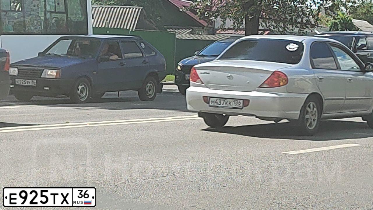 Фото автомобиля LADA 2113 SAMARA, 2008 — госномер Р725АМ40. Цвет: СВЕТЛО-СЕРЕБРИСТЫЙ МЕТАЛЛ