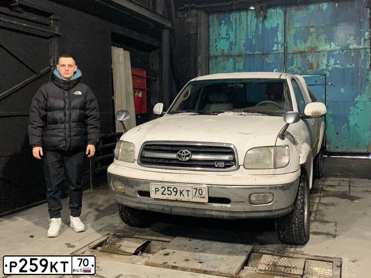 Фото автомобиля TOYOTA TUNDRA, 2002 — госномер Т888АС38. Цвет: Белый