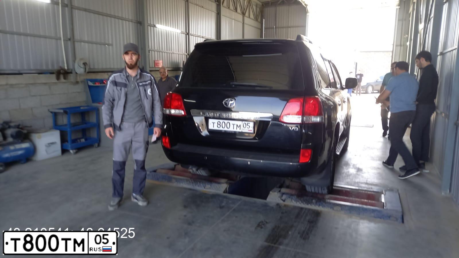Фото автомобиля TOYOTA LAND CRUISER 200, 2008 — госномер У706ТВ05. Цвет: ЧЕРНЫЙ