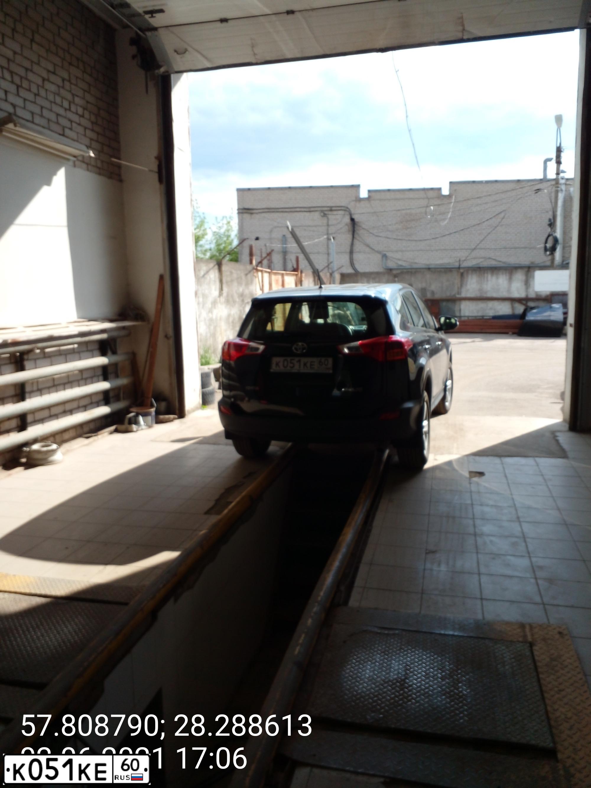 Фото автомобиля TOYOTA RAV4, 2013 — госномер К051КЕ60. Цвет: ЧЕРНЫЙ