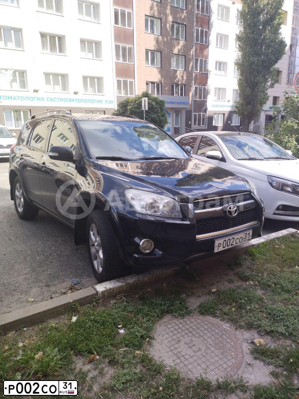 Фото автомобиля TOYOTA RAV4, 2010 — госномер Р002СО31. Цвет: ЧЕРНЫЙ