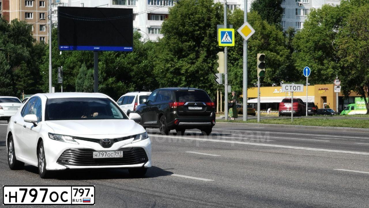 Фото автомобиля TOYOTA CAMRY, 2020 — госномер Н797ОС797. Цвет: Белый