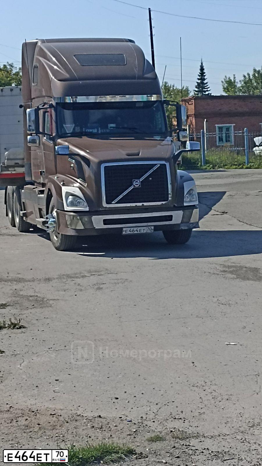 Фото автомобиля VOLVO SERIE VNL /6X4/, 2003 — госномер Е464ЕТ70. Цвет: Коричневый