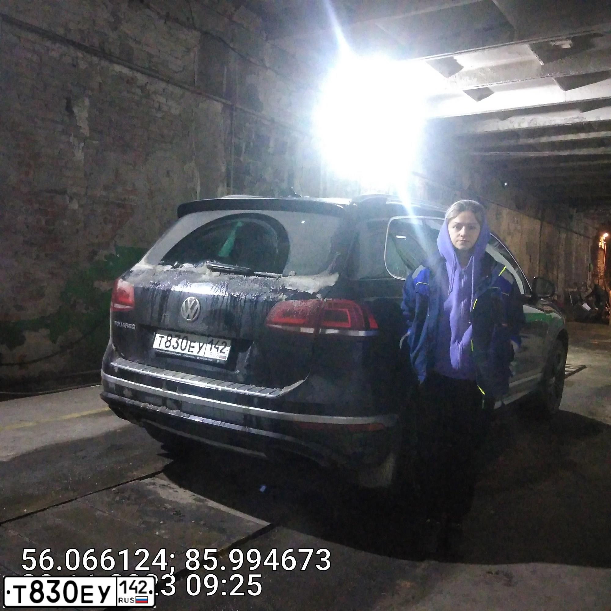 Фото автомобиля VOLKSWAGEN TOUAREG, 2017 — госномер Т830ЕУ142. Цвет: ЧЕРНЫЙ