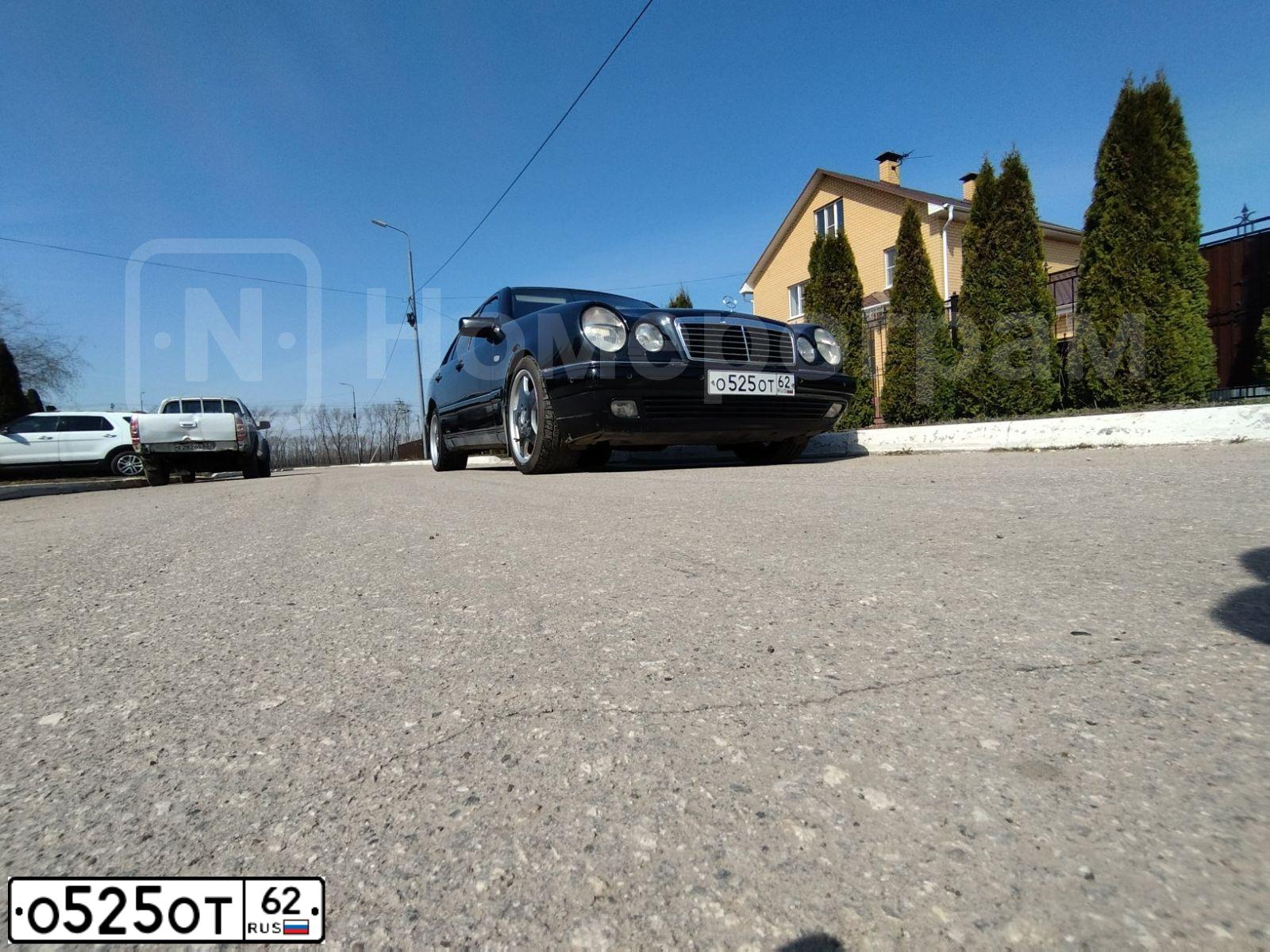 Фото автомобиля MERCEDES E-KLASSE, 1998 — госномер О525ОТ62. Цвет: ТЕМНО-СИНИЙ