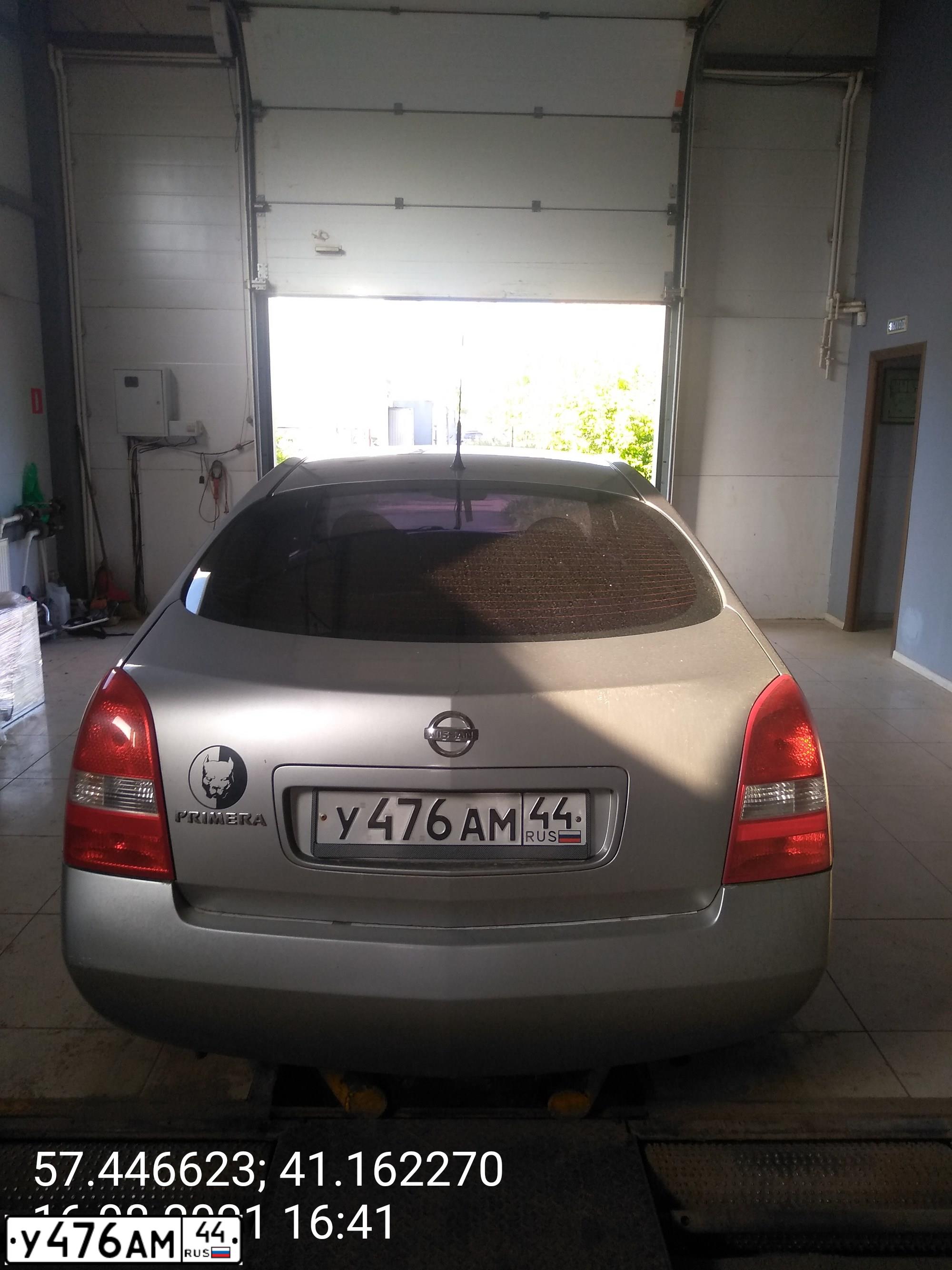 Фото автомобиля NISSAN PRIMERA, 2004 — госномер У476АМ44. Цвет: Серебристый