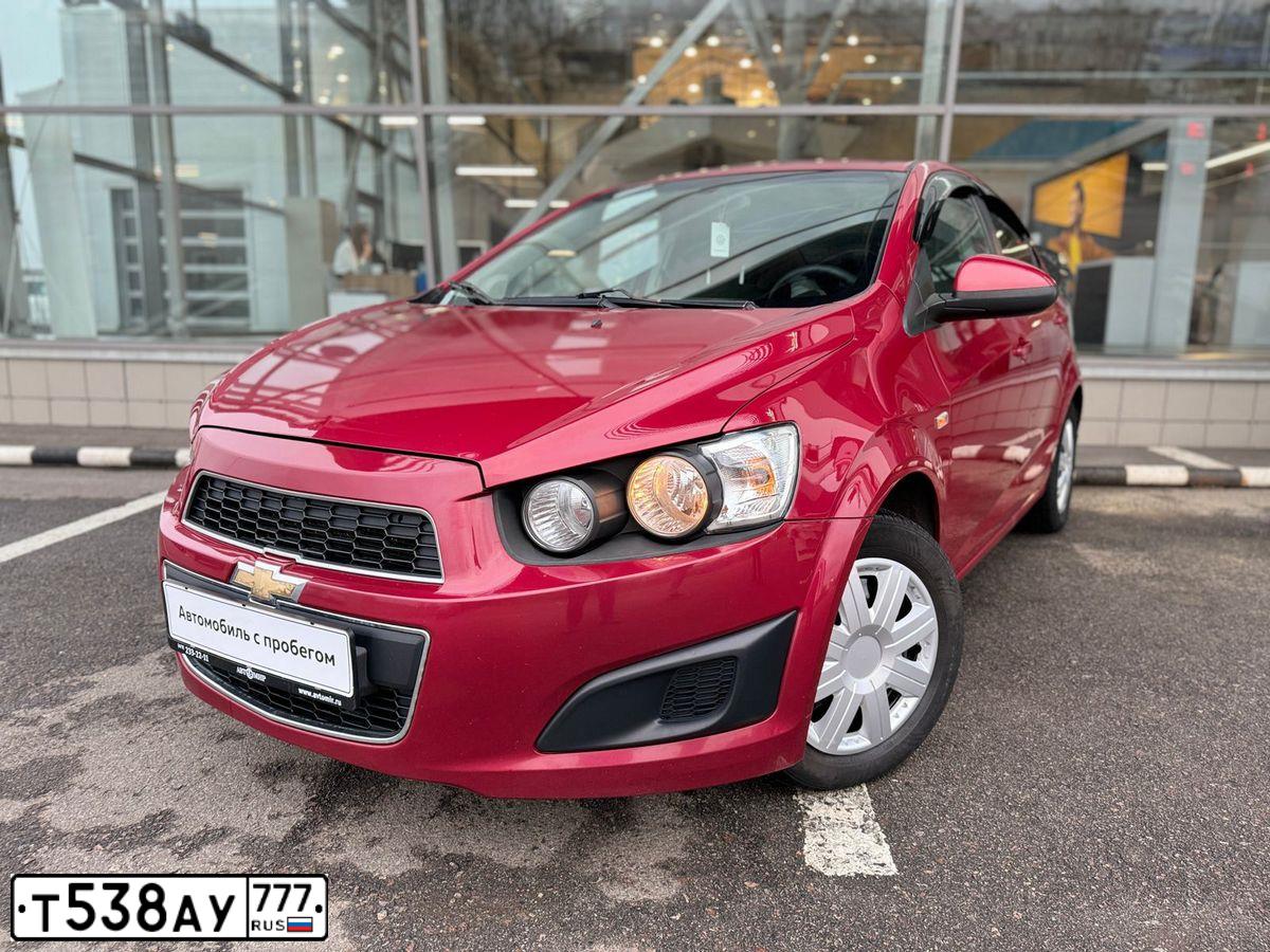 Фото автомобиля CHEVROLET AVEO, 2013 — госномер Р010ВУ136. Цвет: КРАСНЫЙ МЕТАЛЛИК