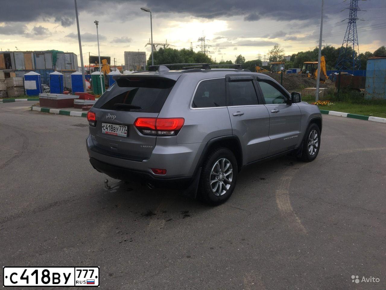 Фото автомобиля JEEP GRAND CHEROKEE, 2013 — госномер С418ВУ777. Цвет: СВЕТЛО-СЕРЫЙ